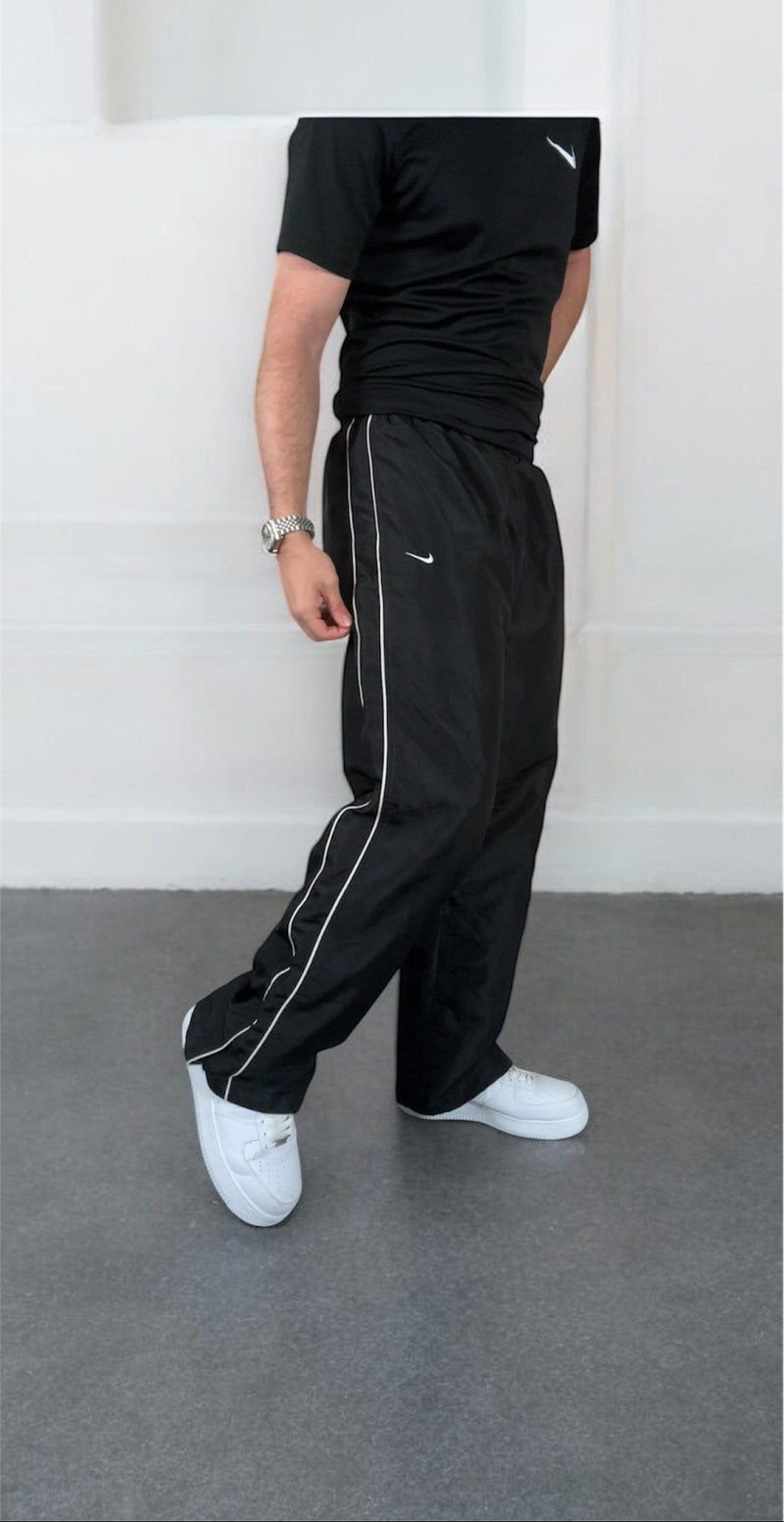 <p><strong>Trackpants</strong></p>